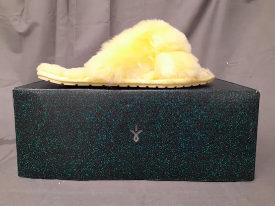 BOXED PAIR OF EMU AUSTRALIA MAYBERRY SLIPPERS IN LEMON SIZE 7