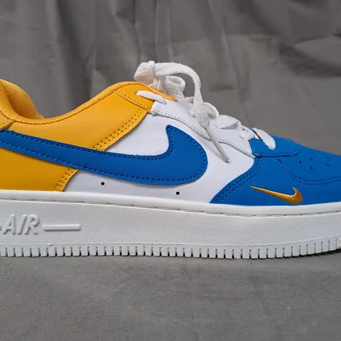 BOXED PAIR OF NIKE AIR SHOES IN BLUE/YELLOW/WHITE UK SIZE 7.5