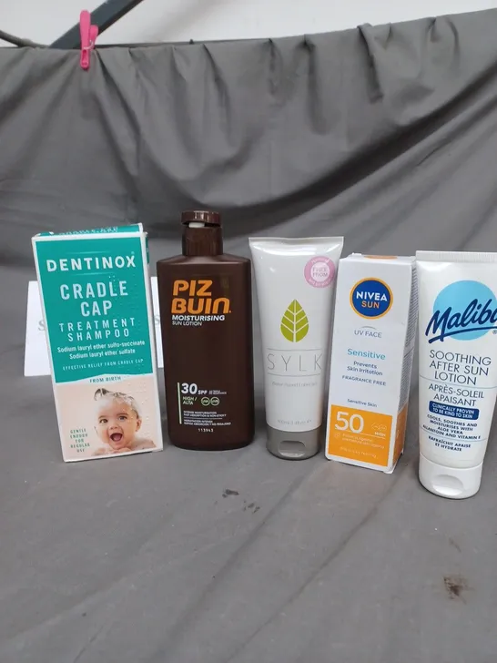 APPROXIMATELY 20 ASSORTED COSMETIC PRODUCTS TO INCLUDE DENTINOX CRADLE CAP SHAMPOO, SYLK LUBRICANT AND MALIBU AFTER SUN LOTION