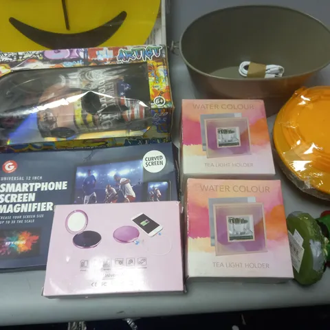LOT OF APPROXIMATELY 17 ASSORTED HOUSEHOLD ITEMS TO INCLUDE SMILEY WALL CLOCK, KIDS RC CAR, GLASS BOWLS AND STRING LIGHTS