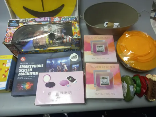 LOT OF APPROXIMATELY 17 ASSORTED HOUSEHOLD ITEMS TO INCLUDE SMILEY WALL CLOCK, KIDS RC CAR, GLASS BOWLS AND STRING LIGHTS