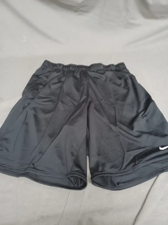 NIKE STANDARD FIT LENGTH BLACK SHORTS - MEDIUM