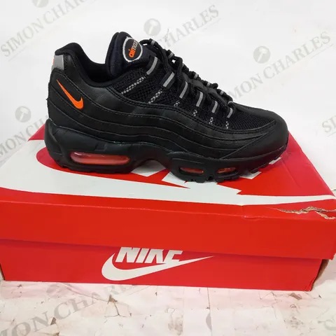 BOXED PAIR OF NIKE AIR MAX 95 ESS SHOES IN BLACK/ORANGE UK SIZE 5.5