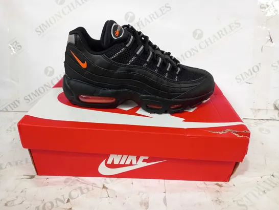 BOXED PAIR OF NIKE AIR MAX 95 ESS SHOES IN BLACK/ORANGE UK SIZE 5.5