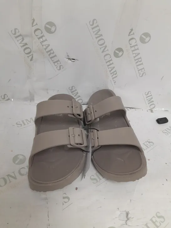 BOXED PAIR OF SKECHERS ARCH FIT FOAMIES SLIDE SANDALS IN DARK TAUPE SIZE 4