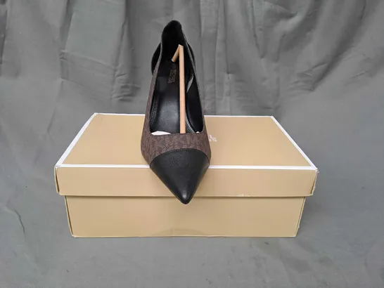 BOXED PAIR OF MICHAEL KORS ADLINE HEELED PUMPS IN BROWN SIZE 6.5