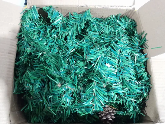 BOXED CHARISMAS GARLAND UNKOWN SIZE IN GREEN