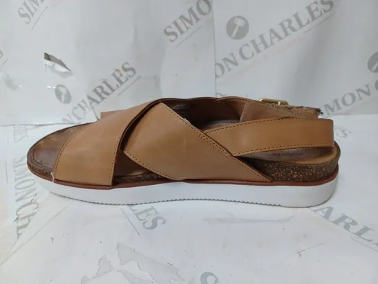 CLARKS ELAYNE SAND LEATHER SANDALS - SIZE 7