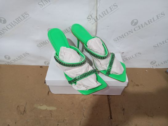 BOXED PAIR OF DESIGNER GREEN HIGH HEELS SIZE 7