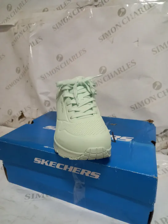 SIZE 7 SKECHERS UNO KICK TRAINERS - MINT 