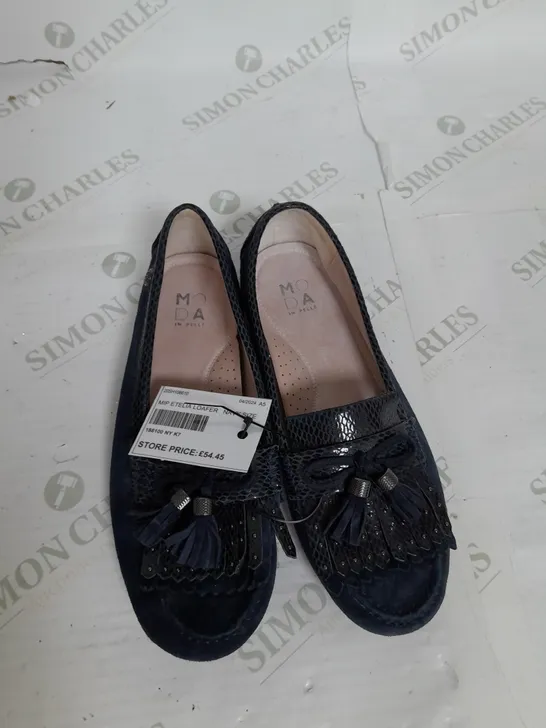 PAIR OF MODA IN PELLE ETHELIA NAVY SUEDE SHOES SIZE 7