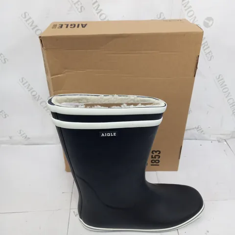 BOXED PAIR OF AIGLE 1853 BLACK FUR LINED WELLIE SIZE 41 