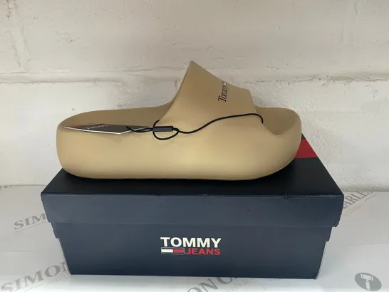 BOXED PAIR OF TOMMY JEANS FLATFORM POOL SLIDERS SIZE 4