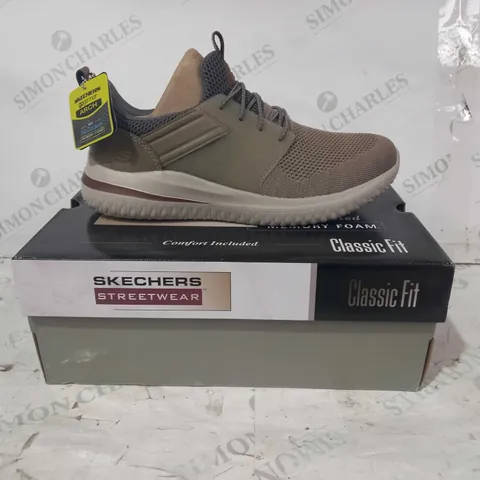 BOXED PAIR OF SKECHERS CLASSIC FIT MEMORY FOAM TRAINERS IN KHAKI UK SIZE 8