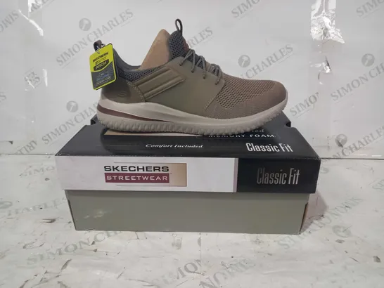 BOXED PAIR OF SKECHERS CLASSIC FIT MEMORY FOAM TRAINERS IN KHAKI UK SIZE 8