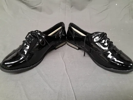 BOX OF APPROXIMATELY 10 PAIRS OF DESIGNER LACE UP SHOES IN GLOSSY BLACK - VARIOUS SIZES