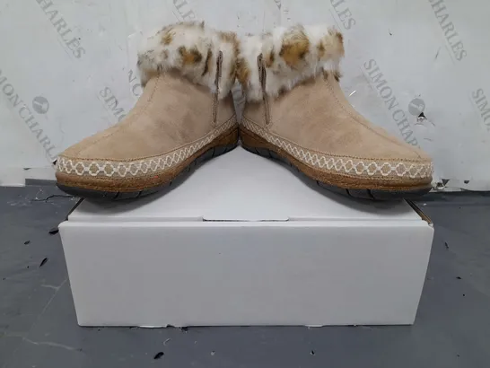 BOXED PAIR OF EARTH ORIGINALS EMMALYN BOOTIES IN BEIGE SIZE 8