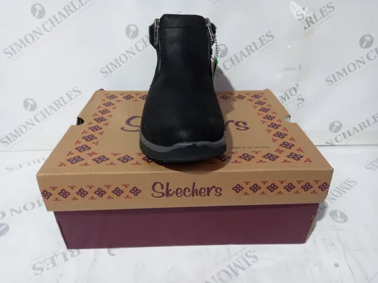 BOXED PAIR OF SKECHERS SHOES IN BLACK UK SIZE 6.5