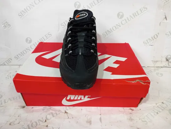 BOXED PAIR OF NIKE AIR MAX 95 ESS SHOES IN BLACK/ORANGE UK SIZE 5.5