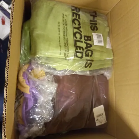 BOX OF APPROXIMATELY 15 ASSORTED CLOTHING ITEMS TO INCLUDE T-SHIRTS AND JEANS