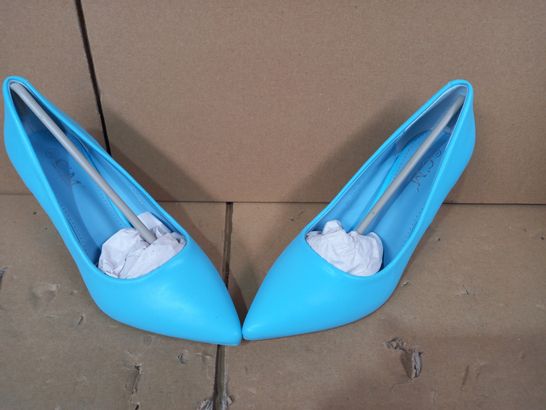 BOXED PAIR OF DESIGNER WOMENS HEELS IN BLUE EU SIZE 39