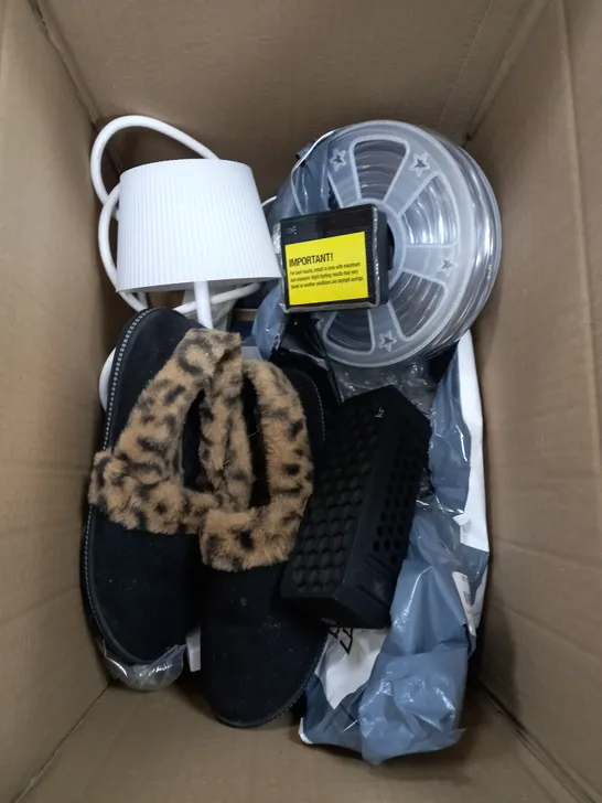 BOX OF APPROXIMATELY 10 ASSORTED ITEMS TO INCLUDE KS SPEAKER, SKETCHER SLIPPERS NIGHT LAMP ETC