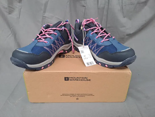 BOXED PAIR OF MOUNTAIN WAREHOUSE STAMPEDE KIDS WATERPROOF WALKING SHOES IN BLACK/BLUE/PINK UK SIZE 3