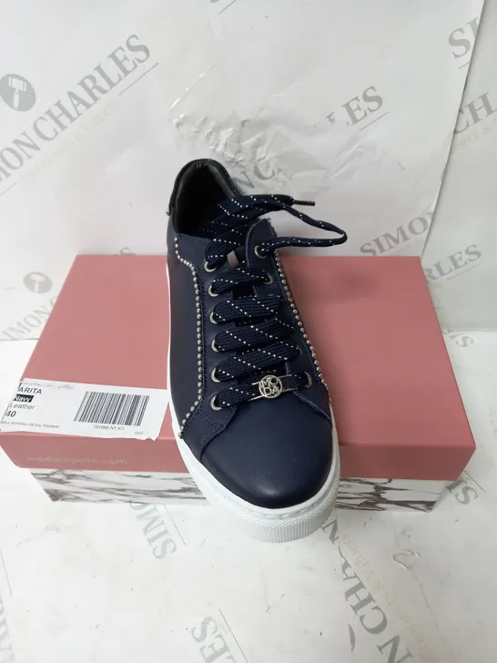 BOXED PAIR OF MODA IN PELLE ARITA NAVY LEATHER TRAINERS - SIZE 7