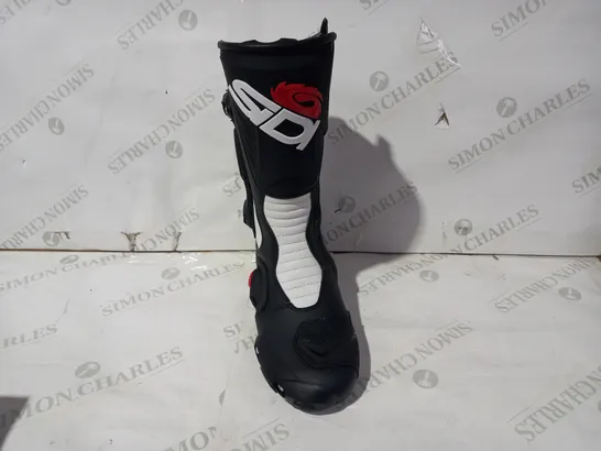 BOXED PAIR OF SIDI STIVALI VERTIGO 2 MOTORCYCLE BOOTS IN BLACK/WHITE/RED UK SIZE 8