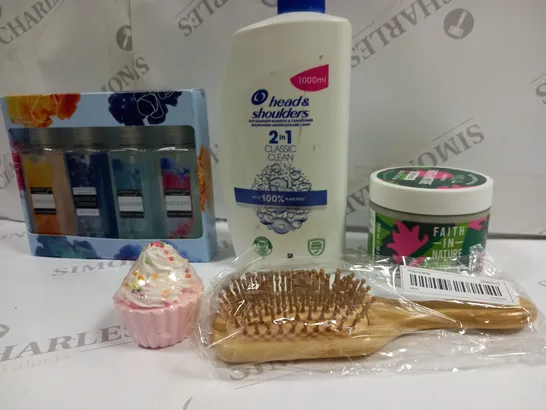 BOX OF APPROXIMATELY 20 ASSORTED COSMETICS TO INCLUDE 1000ML HEAD AND SHOULDERS, HAIRBRUSH, BODY MIST SET ETC