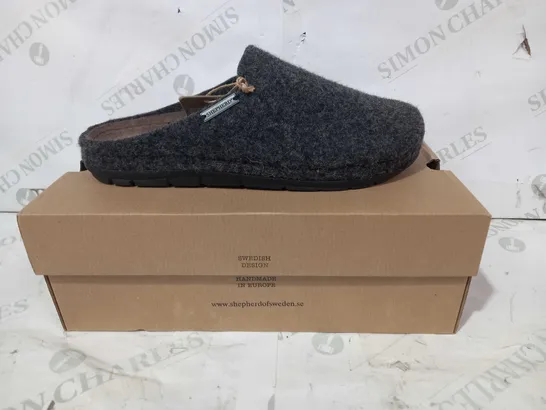 BOXED PAIR OF SHEPHERD SLIPPERS IN GREY EU SIZE 41