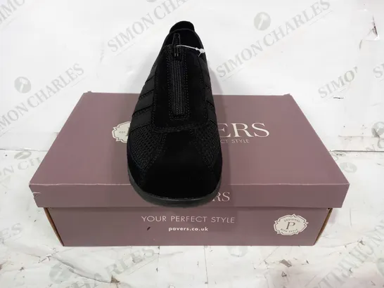 BOXED PAIR OF PAVERS MEMORY FOAM SHOES IN BLACK EU SIZE 39