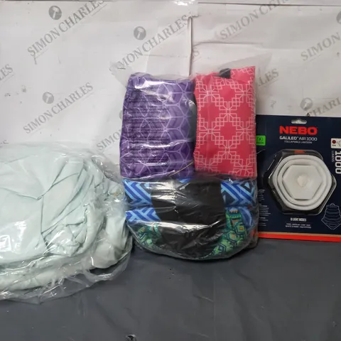 APPROXIMATELY 20 ASSORTED HOUSE HOLD ITEMS TO INCLUDE BEDDING, TOTE BAGS AND A CIOLLAPSIBLE LANTERN  