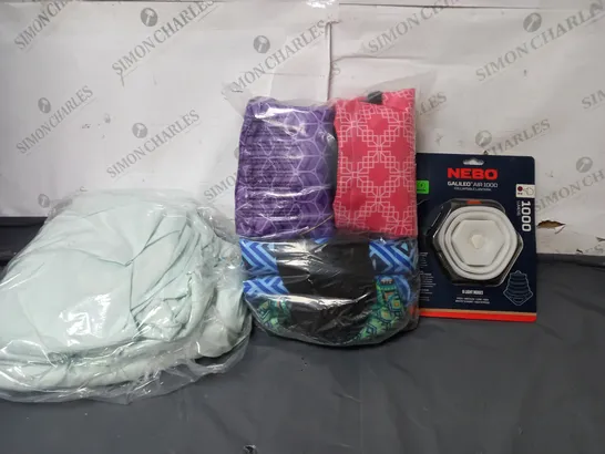 APPROXIMATELY 20 ASSORTED HOUSE HOLD ITEMS TO INCLUDE BEDDING, TOTE BAGS AND A CIOLLAPSIBLE LANTERN  