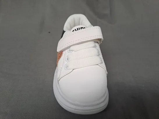 BOXED PAIR OF DESIGNER INFANT SHOES IN WHITE W. TEDDY DETAIL EU SIZE 21