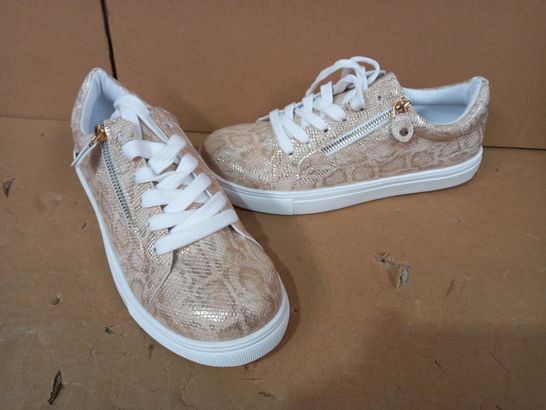 BOXED PAIR OF DESIGNER TRAINERS IN SNAKESKIN EFFECT EU SIZE 40