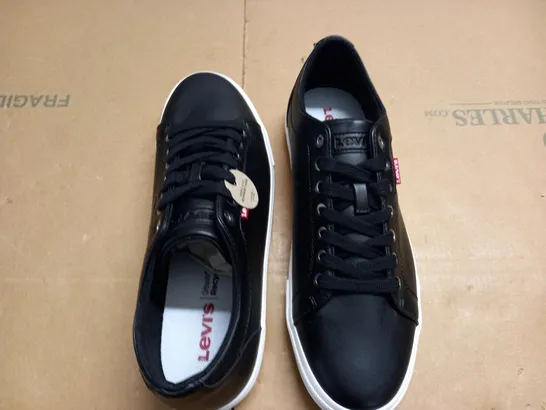 BOXED BRAND NEW LEVIS WOODWARD TRAINERS IN BLACK - UK 7.5