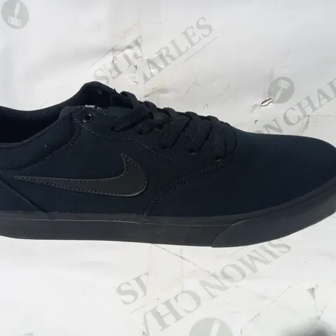 BOXED PAIR OF DESIGNER TRAINERS IN THE STYLE OF NIKE IN BLACK UK SIZE 12