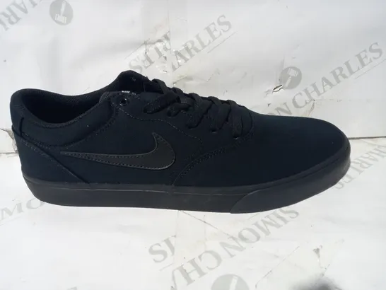 BOXED PAIR OF DESIGNER TRAINERS IN THE STYLE OF NIKE IN BLACK UK SIZE 12