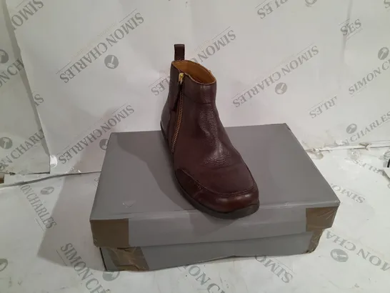 BOXED VIONIC LOIS BOOTS IN BROWN SIZE 4.5