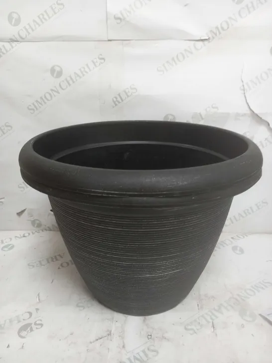 PAIR OF HELIX PLANTERS  RRP £14.99