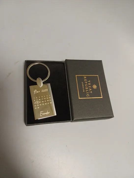 BOXED TREAT REPUBLIC LONDON SPECIAL DATE SILVER KEY RING