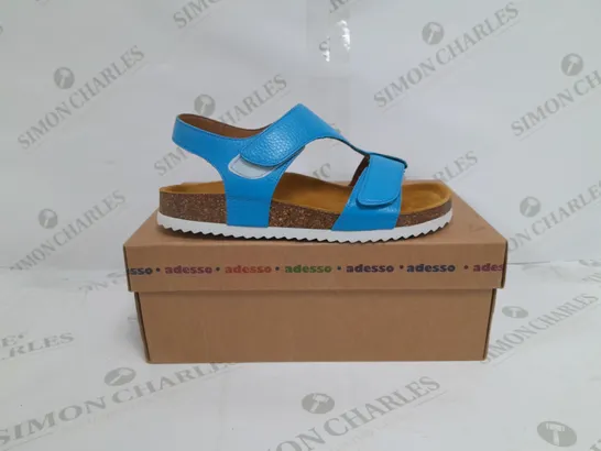 BOXED PAIR OF ADESSO SANDALS IN BLUE SIZE 5 