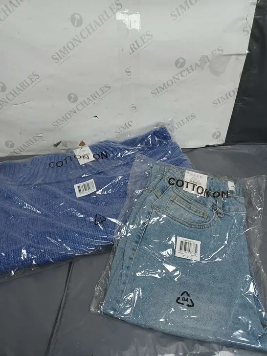 APPROXIMATELY 30 ASSORTED CLOTHING ITEMS TO INCLUDE BLUE DENIM STRETCH JEANS, ROLL NECK PULLOVERS ALL IN VARIOUS SIZES