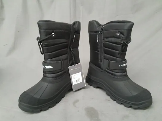 BOXED PAIR OF ADIDAS TRESPASS SNOW BOOTS IN BLACK UK SIZE 5