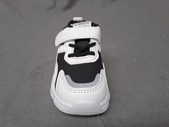 BOXED PAIR OF FASHION KIDS SHOES IN WHITE/BLACK EU SIZE 21