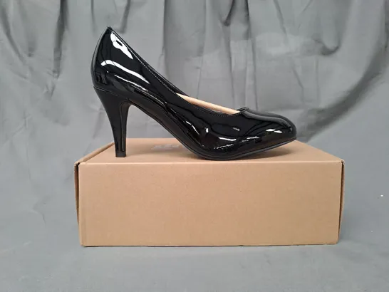 BOXED PAIR OF GOOD FOR THE SOLE WIDE FIT COMFORT CLOSED TOE HEELED SHOES IN GLOSSY BLACK SIZE 7