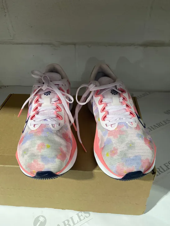 BOXED PAIR OF WOMENS ZOOM FLY 5 PRM TRAINERS SIZE 5.5