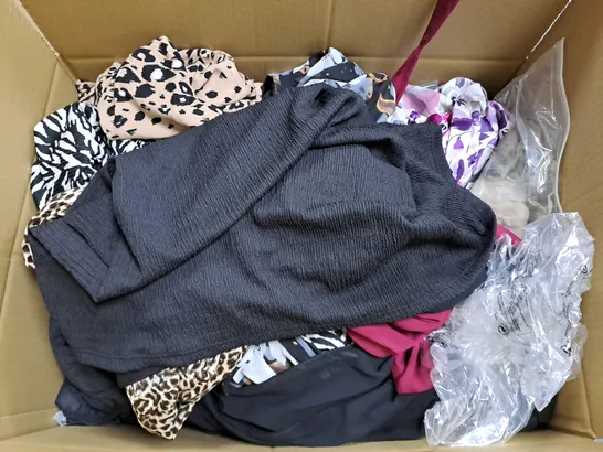 BOX OF APPROXIMATELY 25 ASSORTED CLOTHING ITEMS TO INCUDE - DRESSES - TROUSERS , TOPS - ETC