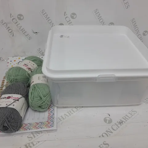 SQUARE CAKE BOX WITH KNIT CRAFT WOOL